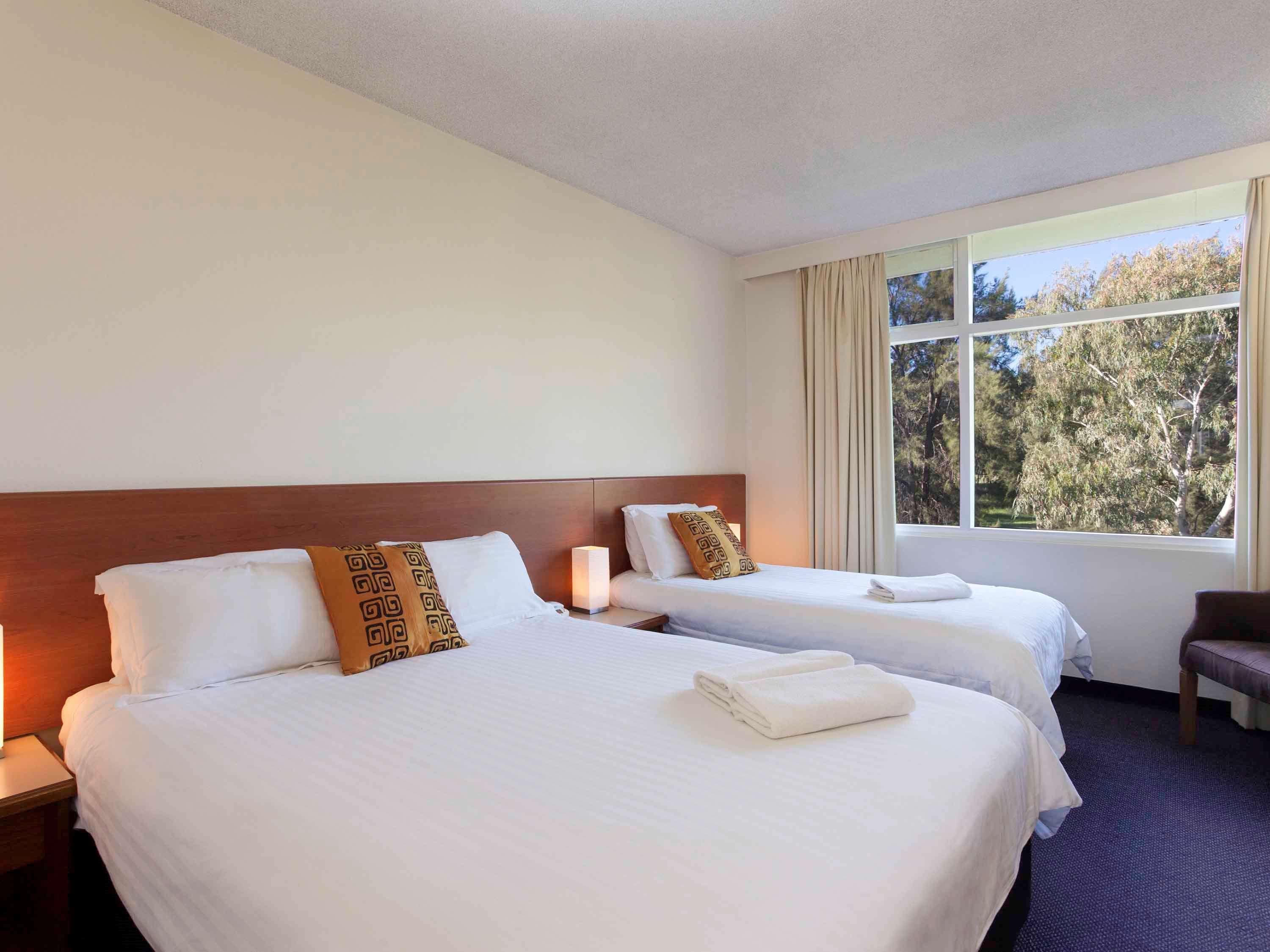 ホテル Ibis Styles タムワース エクステリア 写真