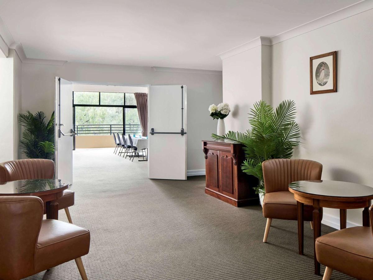 ホテル Ibis Styles タムワース エクステリア 写真